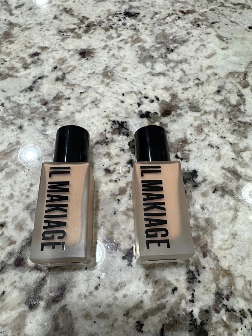IL MAKIAGE Duo Liquid Foundation - Light Beige / Warm Beige